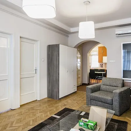 At Nagymezo Apartment *